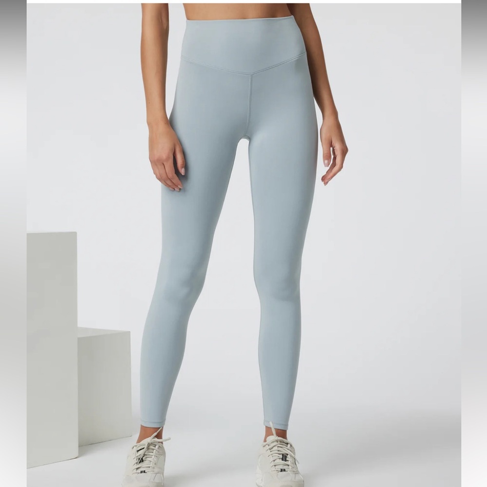 NWT! ✨Vuori Chilled Out Legging✨.Size X-Small. Color Chalk Blue.